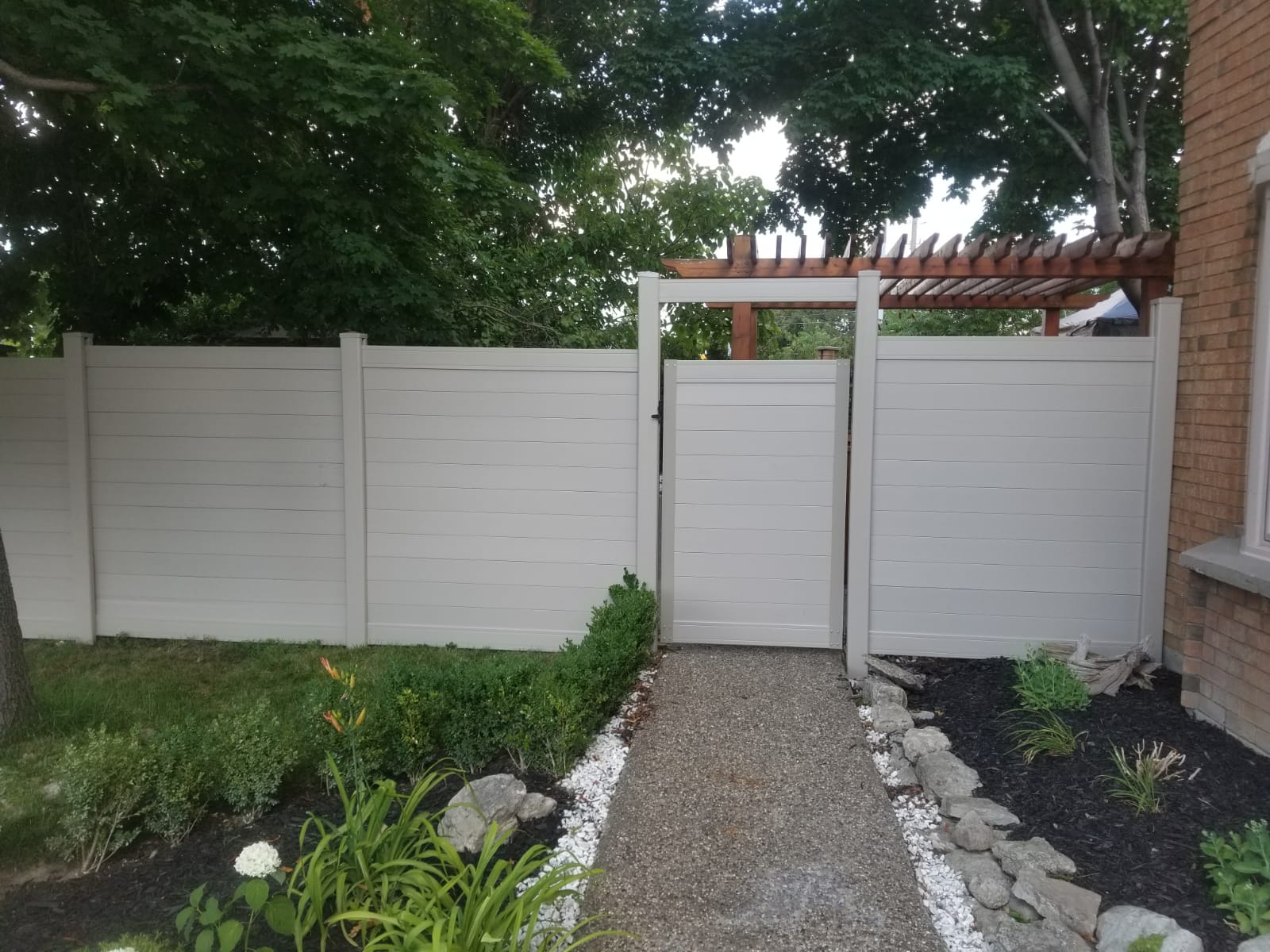 beige horizontal vinyl fence